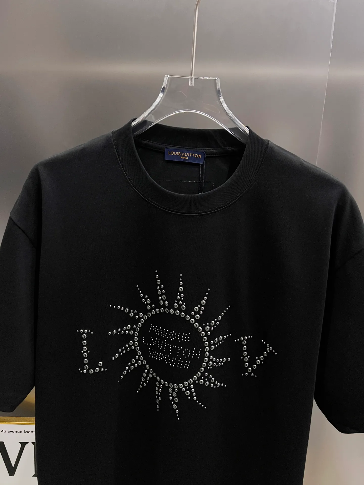 🅿️190 1v Louis* 2025 autumn and winter new style classic letter three-dimensional craft design high-end version! Highly breathable and comfortable, customized double yarn plain cotton fabric. Short-sleeved T-shirt. Same style for men and women. Sizes S M L XL XXL Five sizes black white
